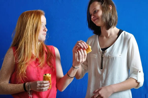 Menina compartilhando um pão de chocolate — Fotografia de Stock