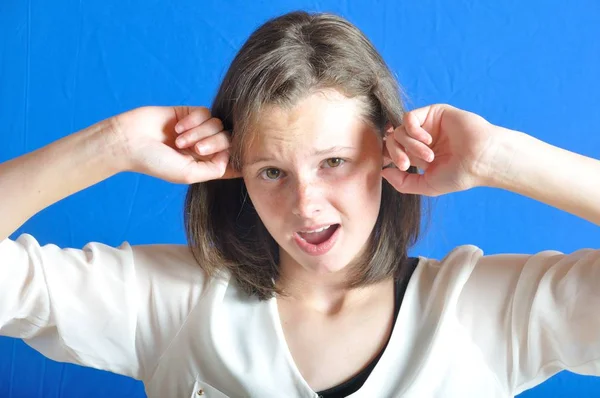 Tienermeisje Met Haar Vingers Haar Oren — Stockfoto