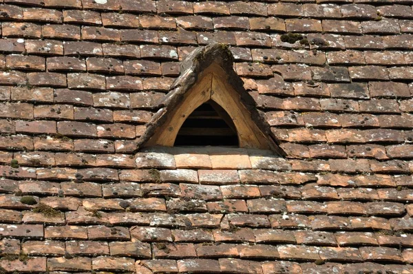 En del av ett tak med dormer — Stockfoto