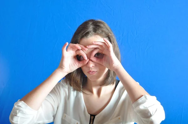 Teenager imitiert Brille mit ihren Fingern — Stockfoto