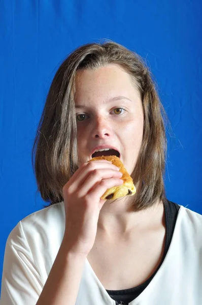 Ein Teenager Isst Ein Schokoladenbrötchen — Stockfoto