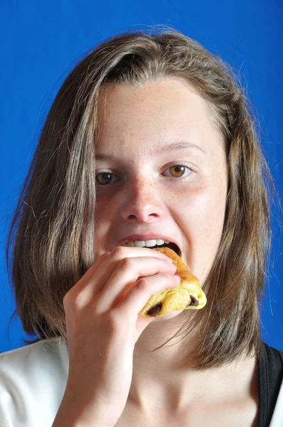 Ein Teenager Isst Ein Schokoladenbrötchen — Stockfoto