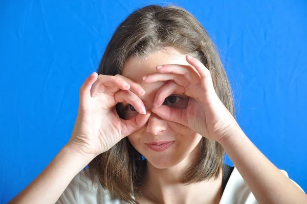 Tiener Imiteren Bril Met Haar Vingers — Stockfoto