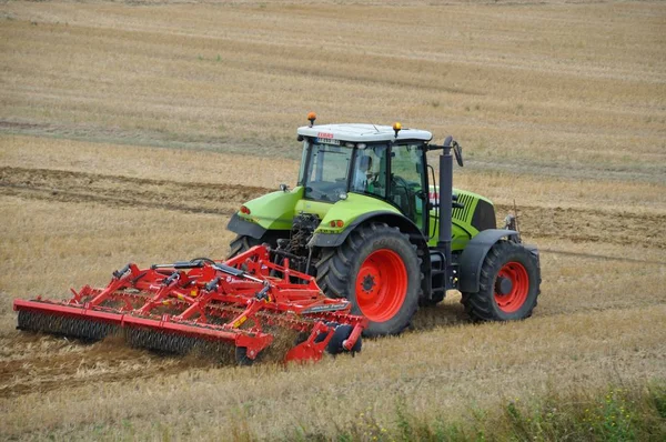PLERIN, FRANCE -August 13 2018 : tractor passing chisel plow at — ストック写真