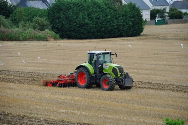 Plerin, Franciaország -augusztus 13 2018: traktor halad véső eke — Stock Fotó