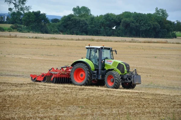 Plerin, Franciaország -augusztus 13 2018: traktor halad véső eke — Stock Fotó
