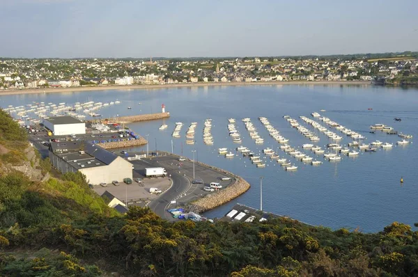 Erquy Harbor gezien vanaf landtong — Stockfoto