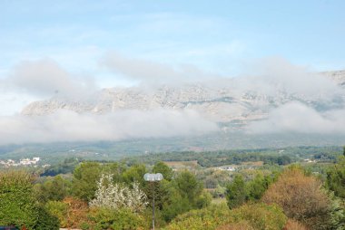 Provence 'daki Trets 'den görülen Sainte Victoire Dağı