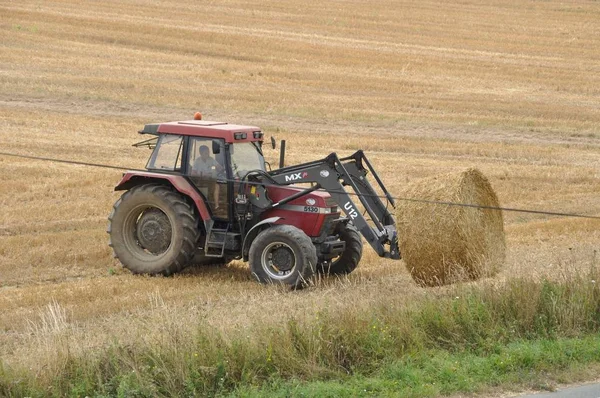 Plerin, Franciaország -augusztus 07 2018: Traktor betakarító szalma — Stock Fotó