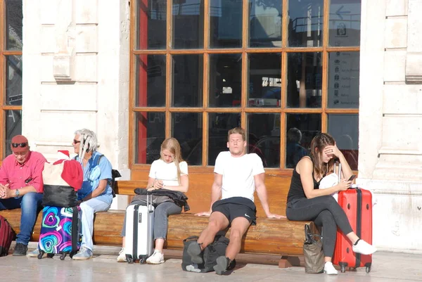 Marseilles France Oktober 2018 Reisende Vor Dem Bahnhof Saint Charles — Stockfoto