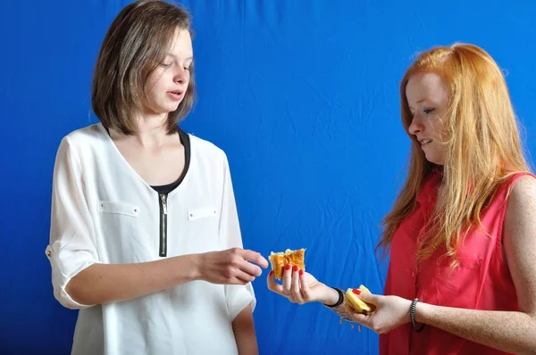 Meisje delen een chocolade brood — Stockfoto