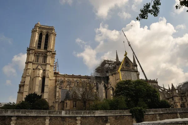 Monumento de Paris, Notre Dame em reconstrução — Fotografia de Stock