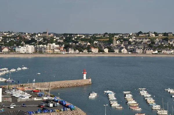 Erquy Harbor gezien vanaf landtong — Stockfoto