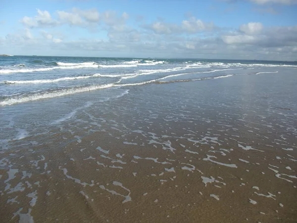 Wellen auf dem Sand — Stockfoto