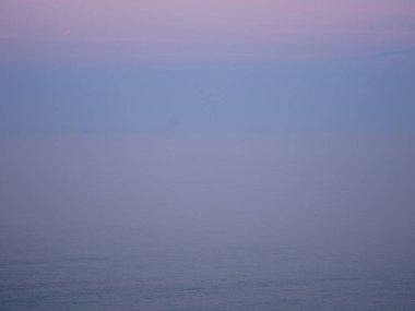 Gün batımında denizde sis