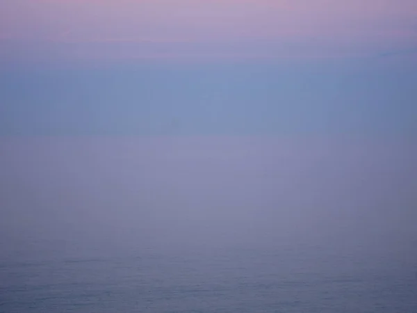 夕暮れ時の海の霧 — ストック写真