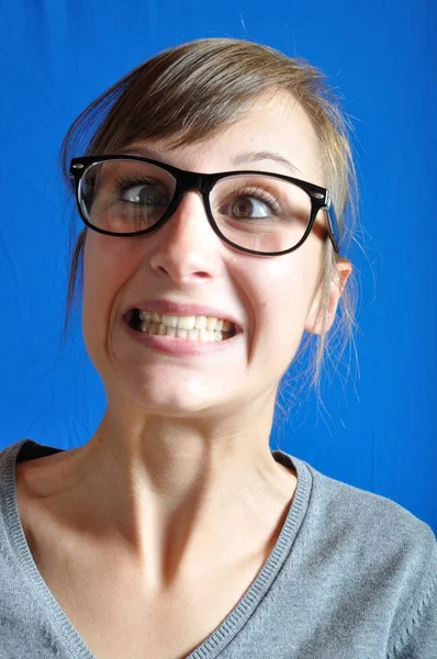 Adolescente che fa una faccia divertente — Foto Stock