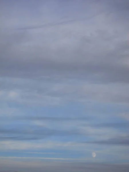 La lune dans un ciel nuageux pendant la journée — Photo