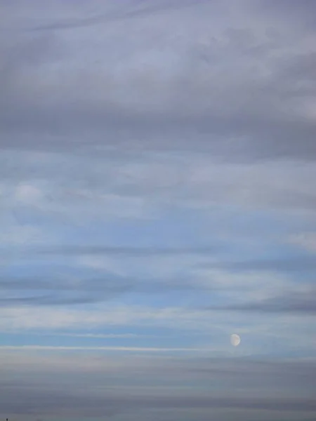 Φεγγάρι Ένα Συννεφιασμένο Ουρανό Κατά Διάρκεια Της Ημέρας — Φωτογραφία Αρχείου
