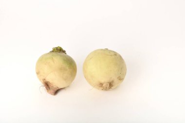 Beyaz arkaplanda turp kırmızı eti