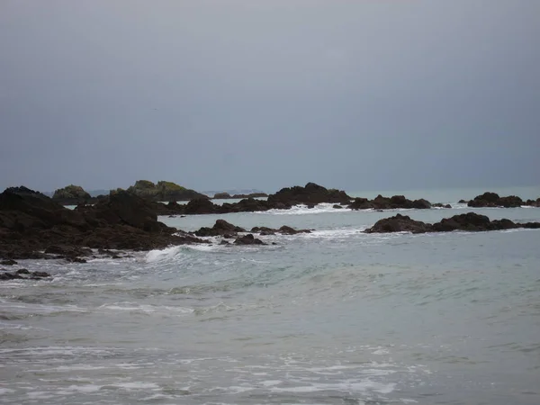 Пляж Rocher Martin Бретани — стоковое фото