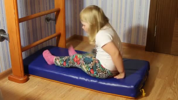 Küçük kız spor Hd devreye girer — Stok video
