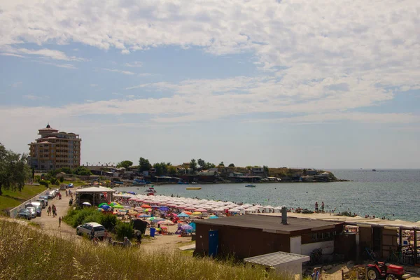 Отдыхающие на пляже на Черном море — стоковое фото