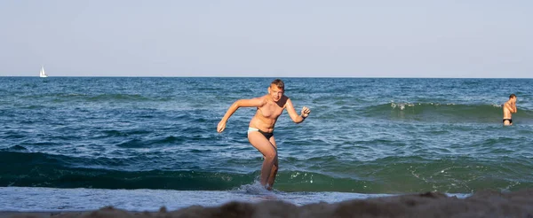 Adolescente en el mar en el agua cerca de la playa — Foto de Stock