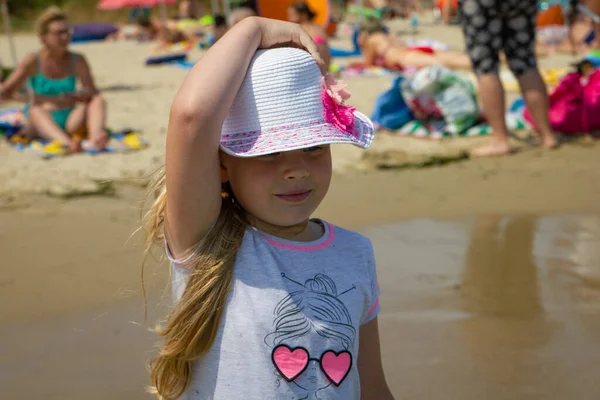 Chica en la arena junto al mar — Foto de Stock