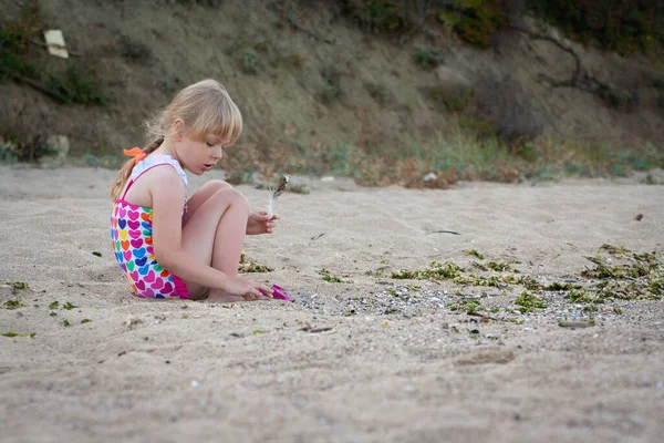 C hild jugando con arena en la playa en verano . — Foto de Stock