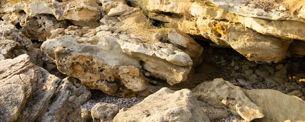 Kaya dokusu. Yıpranmış kaya tabakalarının manzarası Telifsiz Stok Fotoğraflar