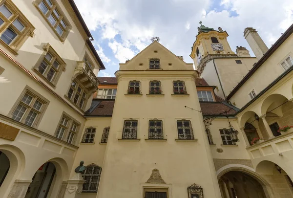 Vecchio cortile del municipio di Bratislava, Slovacchia — Foto Stock