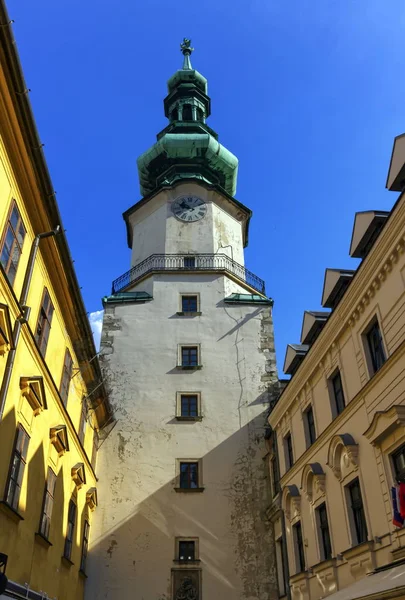 Torre de San Miguel en la ciudad vieja, Bratislava, Eslovaquia, Europa —  Fotos de Stock