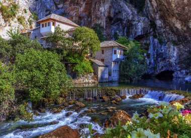 Küçük bir köy Blagaj Buna şelale, Bosna ve Hersek üzerinde