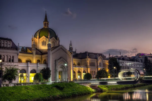 Academie voor Schone Kunsten, Sarajevo, Bosnië en Herzegovina 's nachts — Stockfoto