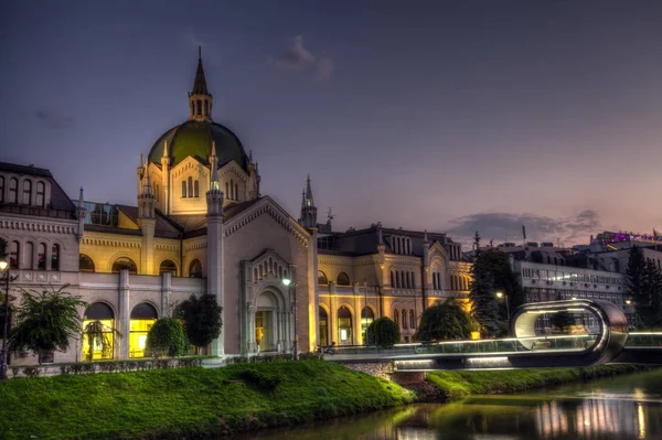 Akademie výtvarných umění, Sarajevo, Bosna a Hercegovina v noci — Stock fotografie