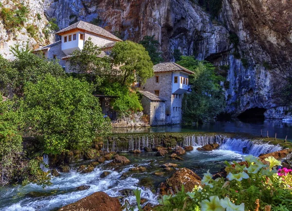 Небольшая деревня Благодай на водопаде Буна, Босния и Герцеговина — стоковое фото