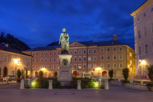 Моцарт статуя в Mozartplatz, Зальцбург, Австрія — стокове фото