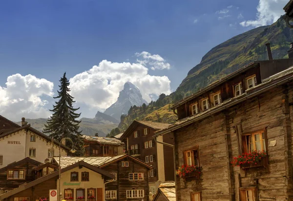 Matterhorn and Zermatt village houses, Switzerland — Stock Photo, Image