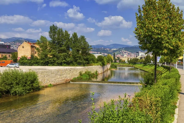 Río Miljacka, Sarajevo, Bosnia y Herzegovina —  Fotos de Stock