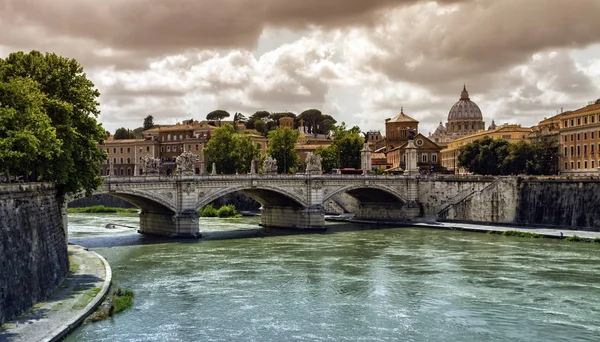ティバー川,ポンテ・サンタンジェロと聖ペテルス大聖堂,ローマ,イタリア — ストック写真