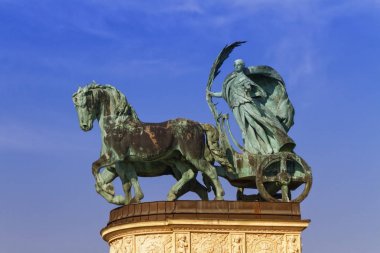 Barış, palmiye yaprak colonnade Heroes Square veya Hosok Tere, Budapeşte, Macaristan üzerinde bir araba üzerinde tutan bir kadın temsil eden heykel.