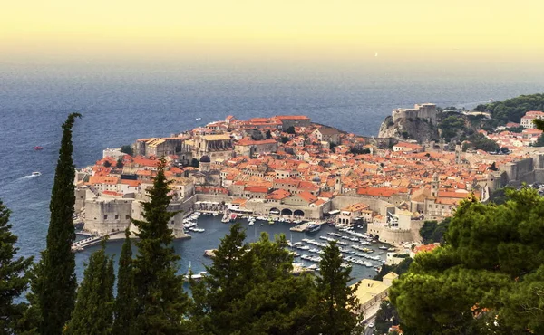 Dubrovnik ciudad vieja en el mar Adriático, región de Dalmacia del Sur, C — Foto de Stock