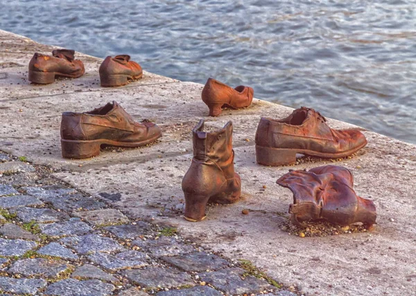 Chaussures de fer mémorial au peuple juif exécuté Seconde Guerre mondiale à Budapest, Hongrie — Photo