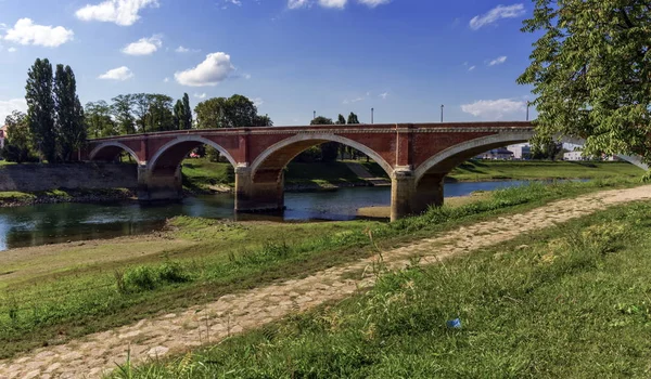 Puente viejo sobre el río Kupa en Sisak, Croacia —  Fotos de Stock