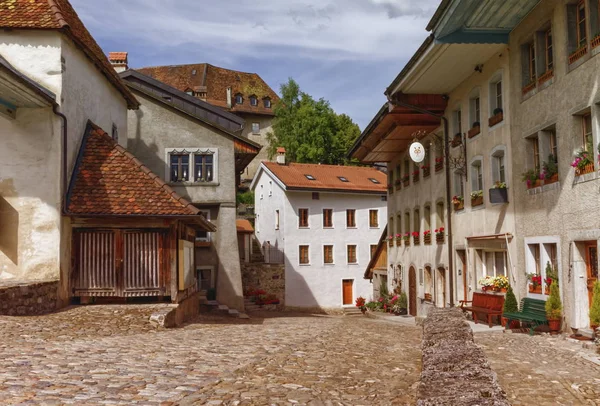 Huizen in Gruyeres dorp, Fribourg, Zwitserland — Stockfoto