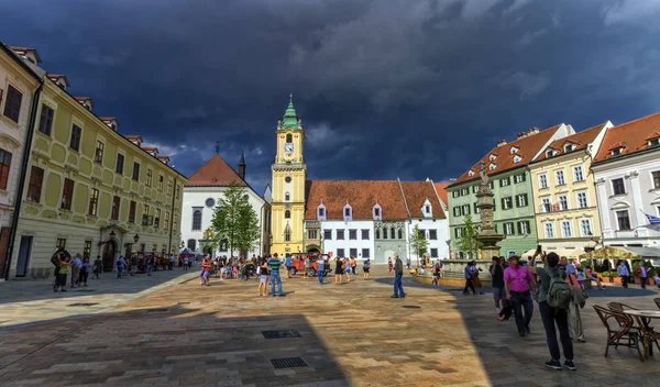 Plaza principal en el casco antiguo de Bratislava, Eslovaquia —  Fotos de Stock