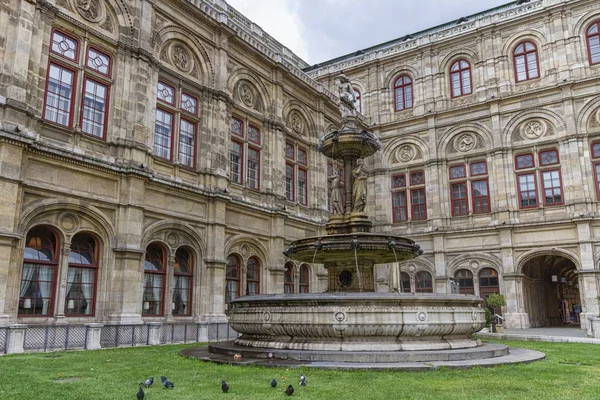 Фонтан на Віденська державна опера, Австрія — стокове фото