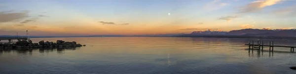 Pôr do sol sobre Leman ou lago de Genebra, Excenevex, França — Fotografia de Stock