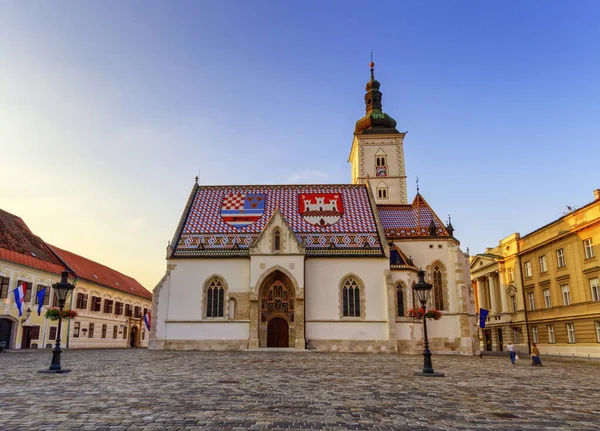 Kostel sv. Marka a náměstí v Záhřebu, Chorvatsko — Stock fotografie